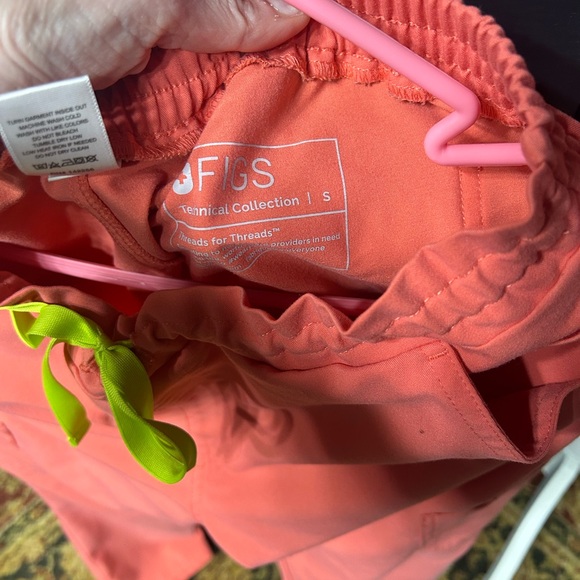 Figs Coral/pink Scrub Set with Lime Drawstring size sm/xs limited edition - Picture 3 of 4